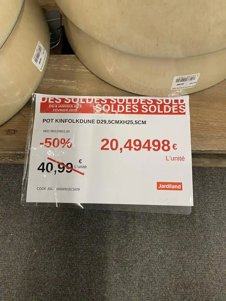 A price tag from Jardiland shows a 50% discount on a pot, reducing the price from 40.99€ to 20,49498€, a comically inflated…