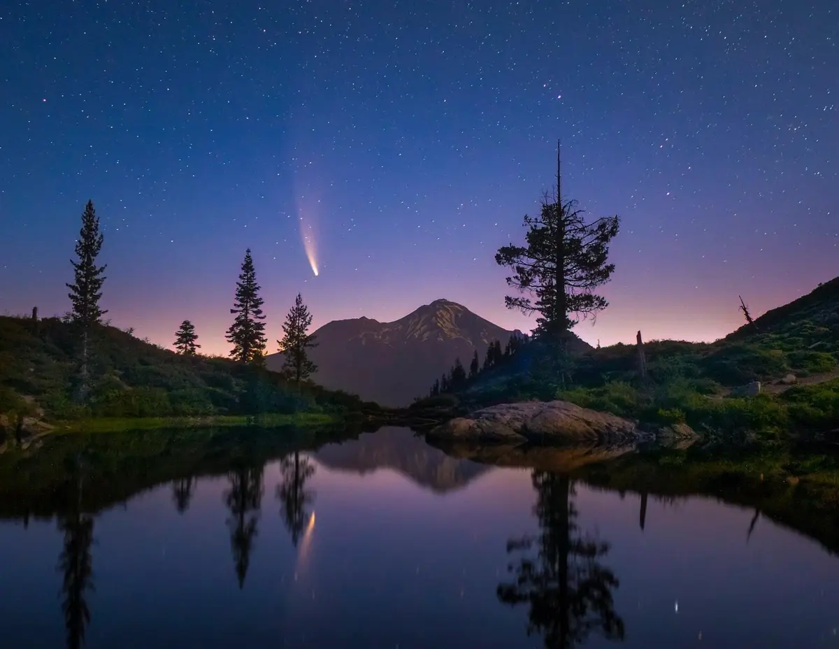 A Stunning Comet Graces the Night Sky
