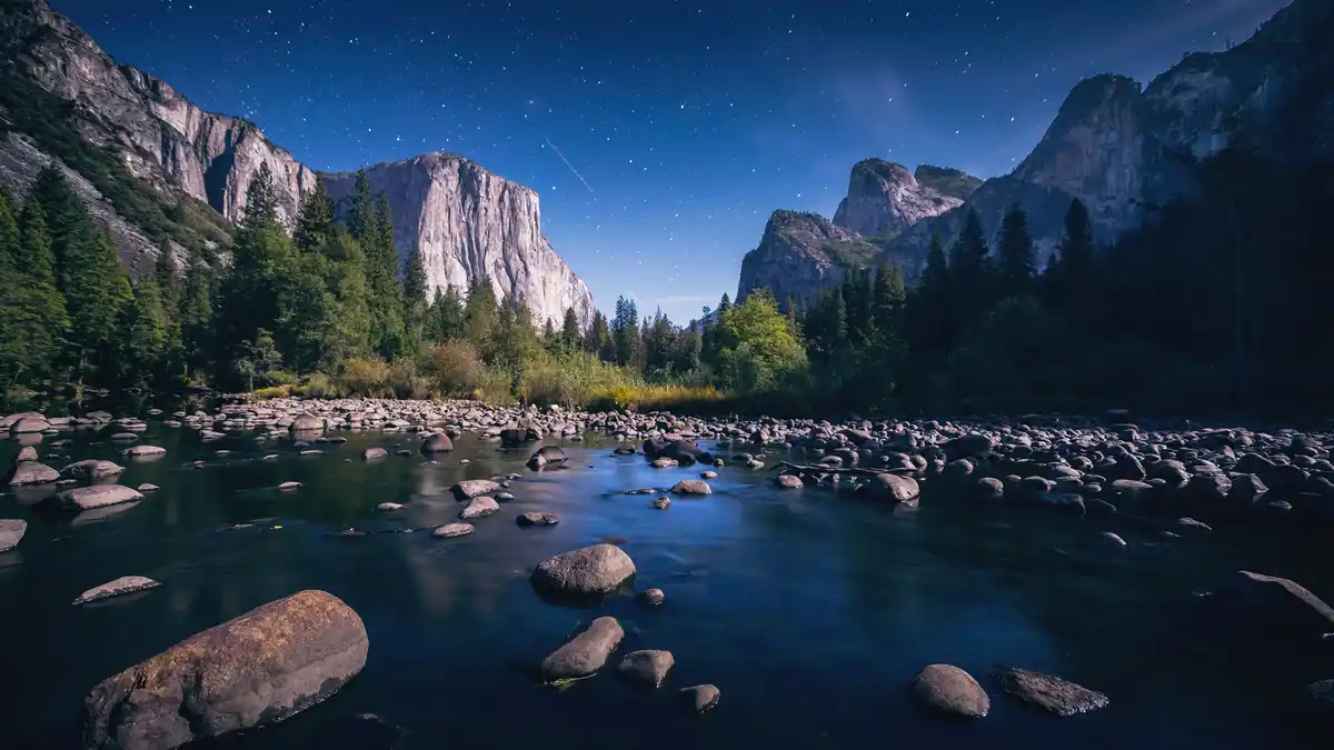 Yosemite National Park's iconic Yosemite Valley, home to the renowned rock formations El Capitan and Half Dome, is…