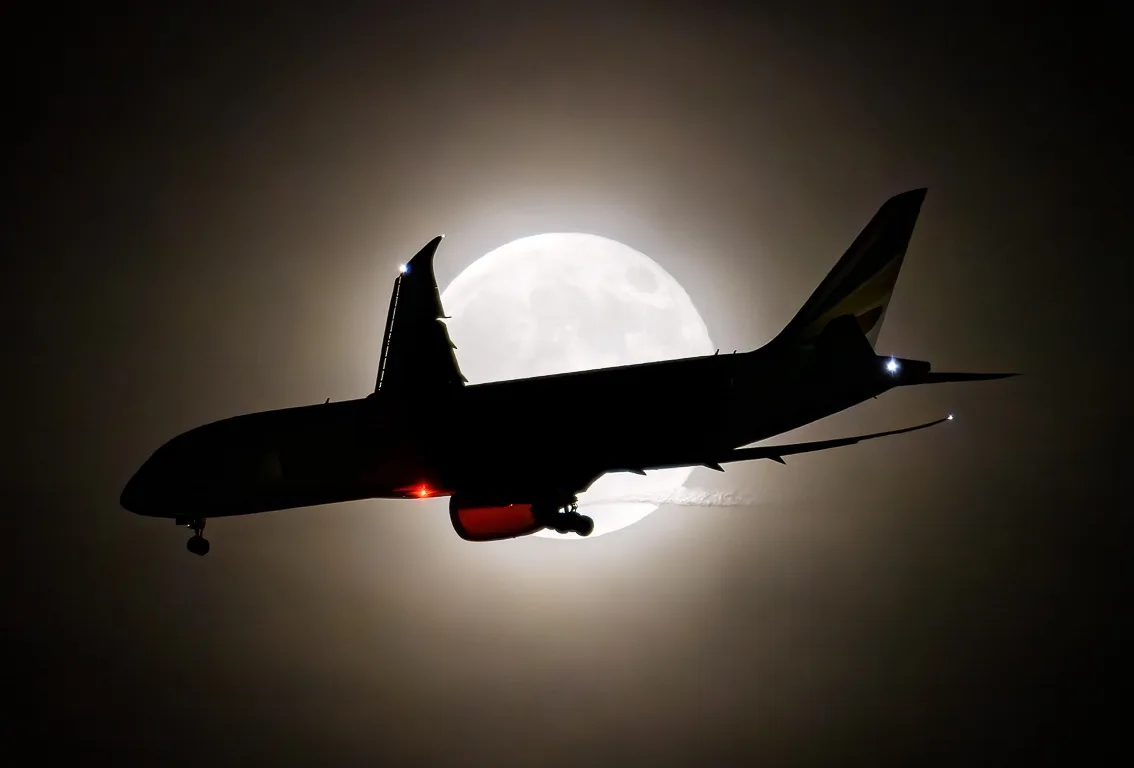 787 and Moon: A captivating duo!