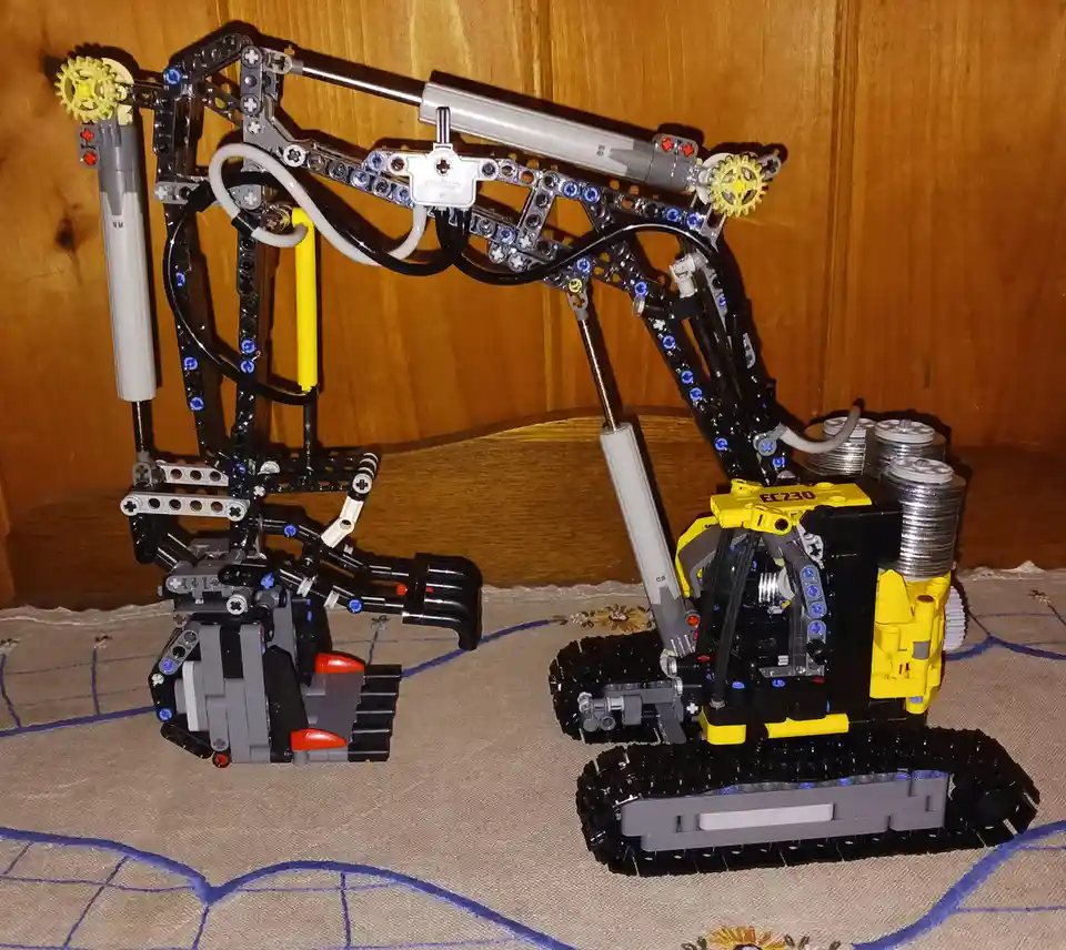 Building Dreams: Lego Deere 135G with Progressive Link Thumb