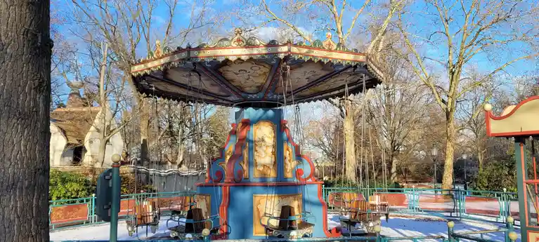Today's Efteling Highlight: Discover the Charming 'de Kleine Zweef' Swing
