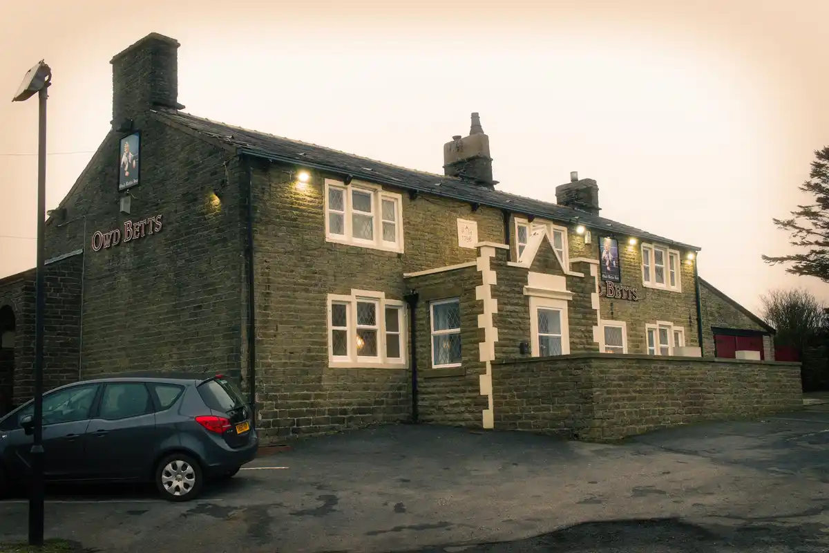 Charming Countryside Pub Vibes