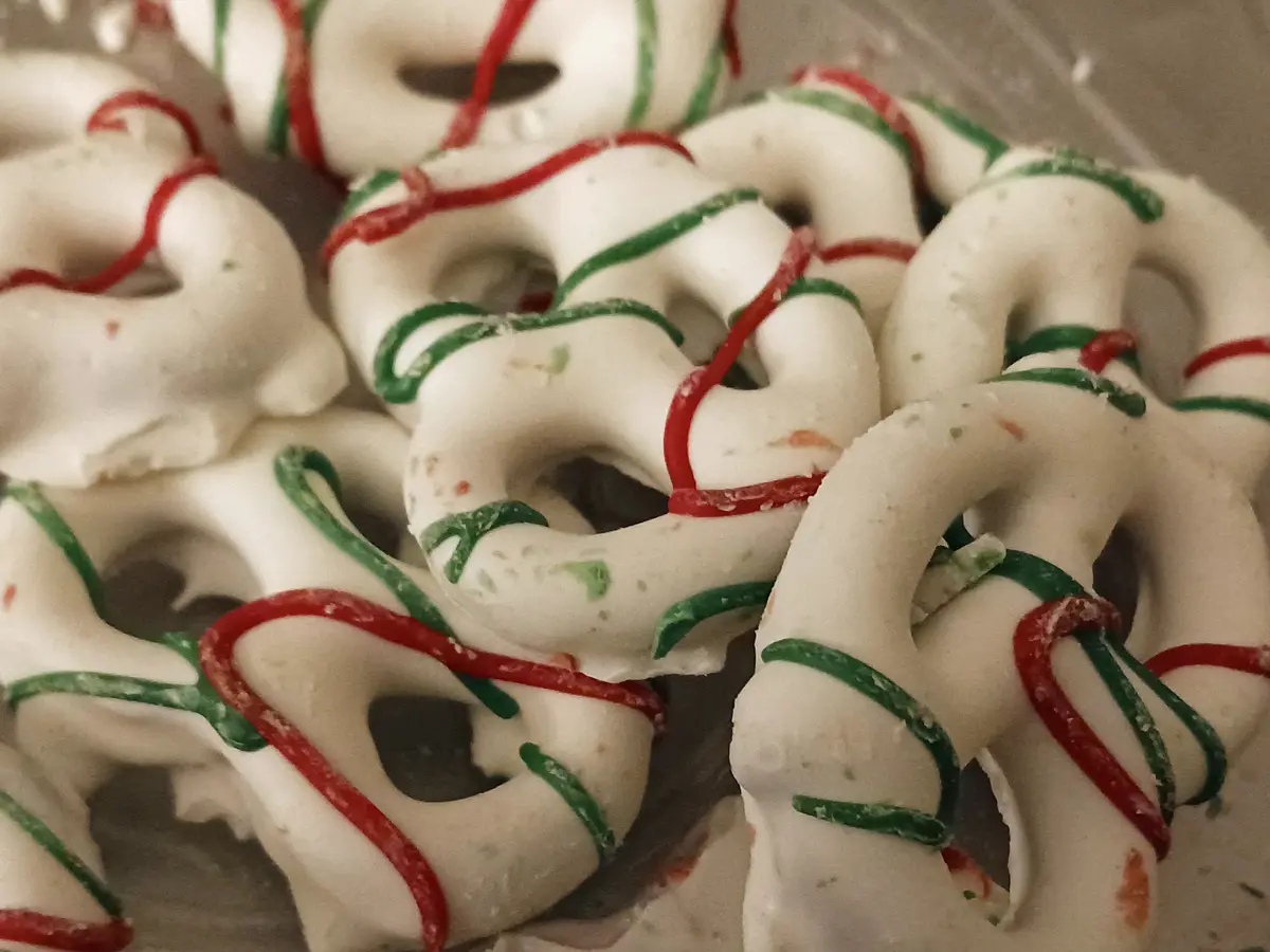 Delicious Christmas Pretzels for the Holidays!