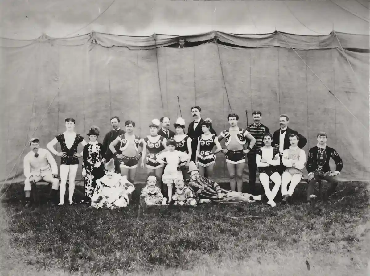 Captivating Circus Performers from the Late 1800s